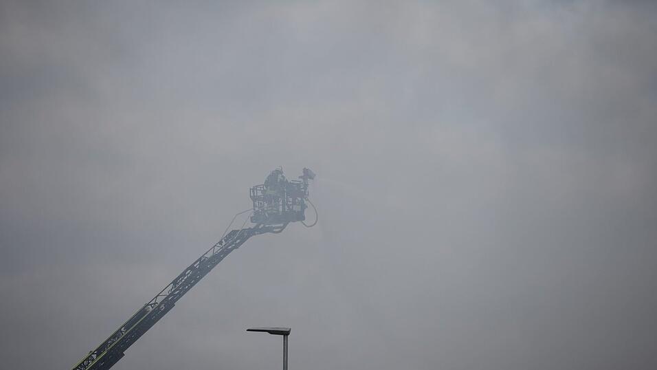 Auch am Vormittag nach dem Feuer k&auml;mpfte die Feuerwehr gegen Glutnester.