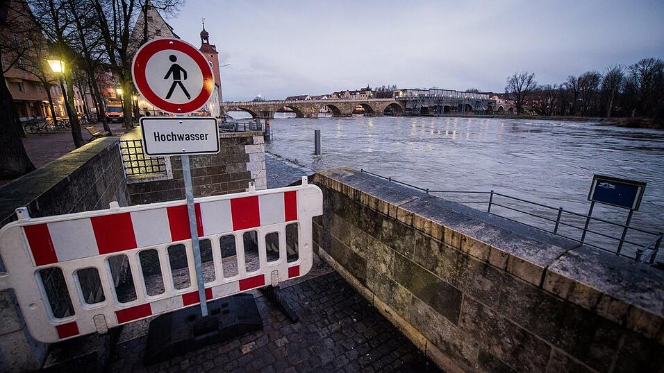 Regensburg bereitet sich auf das Hochwasser vor.