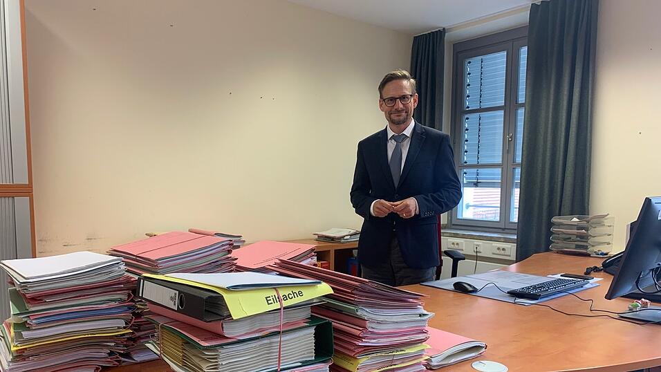 An der Wand noch Nägel ohne Bilder, aber der Schreibtisch schon voller Arbeit: Dr. Markus Riedhammer hat zum 1. Juli die Stelle als neuer Oberstaatsanwalt in der Zweigstelle im Herzogschloss angetreten. An der Wand noch Nägel ohne Bilder, aber der Schreibtisch schon voller Arbeit: Dr. Markus Riedhammer hat zum 1. Juli die Stelle als neuer Oberstaatsanwalt in der Zweigstelle im Herzogschloss angetreten.