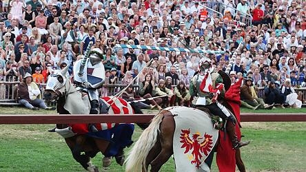 Tom Kr&auml;mer alias Ludwig von Westerstetten (links) und Tom Germowitz alias Siegmund von Tirol landeten am dritten Wochenende zwei Doppelstiche und gingen als Sieger des Turniers hervor.&nbsp;