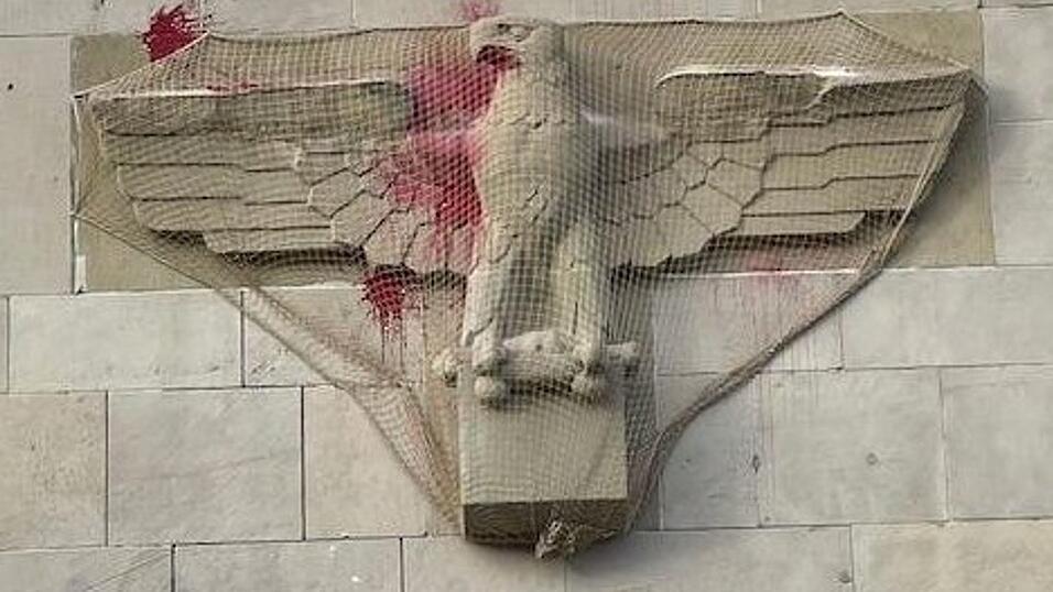 Die Staatsanwaltschaft hat die Ermittlungen wegen des Verdachts der Sachbeschädigung am Reichsadler am Finanzamt Ulm eingestellt – die Schäden seien offenbar witterungsbedingt. (Archivbild)
