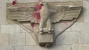 Die Staatsanwaltschaft hat die Ermittlungen wegen des Verdachts der Sachbeschädigung am Reichsadler am Finanzamt Ulm eingestellt – die Schäden seien offenbar witterungsbedingt. (Archivbild)