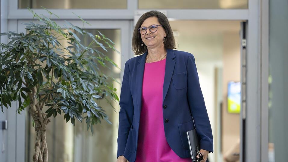 Ilse Aigner (CSU), Präsidentin des Bayerischen Landtags, ist nicht nur nach Ansicht der CSU, sondern auch der bayerischen SPD die geradezu geborene Nachfolgerin für Bundespräsident Frank-Walter Steinmeier. Ilse Aigner (CSU), Präsidentin des Bayerischen Landtags, ist nicht nur nach Ansicht der CSU, sondern auch der bayerischen SPD die geradezu geborene Nachfolgerin für Bundespräsident Frank-Walter Steinmeier.