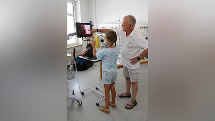 Besucher durften ausprobieren, wie eine Bronchoskopie funktioniert.