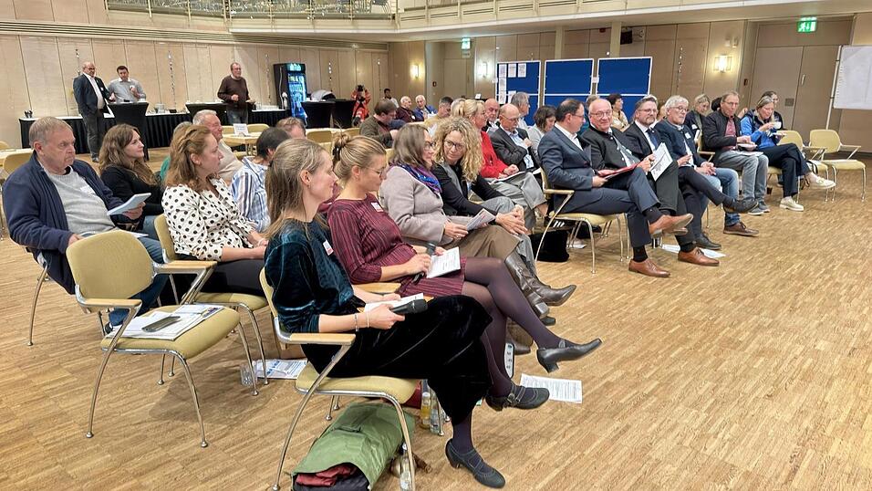 Der sp&auml;rlich gef&uuml;llte Saal des Tagungszentrums am Donnerstagabend. Und die, die anwesend waren, geh&ouml;rten fast ausschlie&szlig;lich zur Politik, zu einer Beh&ouml;rde oder grenz&uuml;berschreitenden Initiativen.