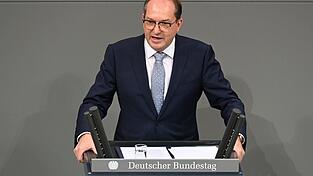 Innenminister Dobrindt warnt vor Anreizen für illegale Migration.