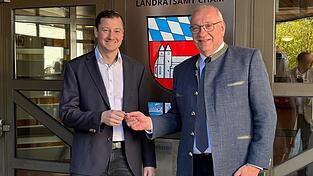 Damit ist es offiziell: Den Generalschl&uuml;ssel f&uuml;rs Landratsamt hat jetzt Christian Schindler in der Hand. Er will ihn am Feiertag gleich nutzen.