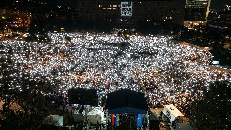 «Die Slowakei gehört zum Westen» war auf Transparenten von Demonstranten in Bratislava und anderen Städten zu lesen. «Die Slowakei gehört zum Westen» war auf Transparenten von Demonstranten in Bratislava und anderen Städten zu lesen.