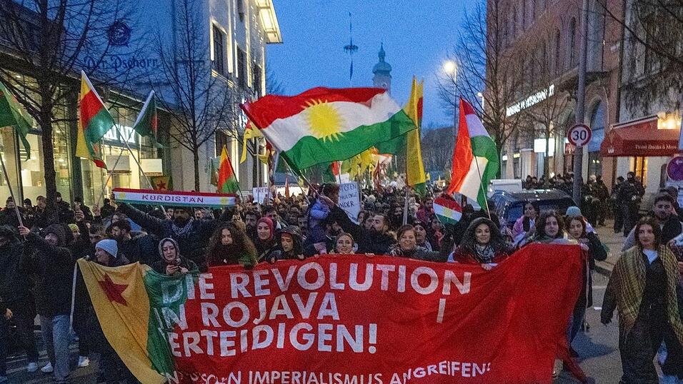 Der kurdische Demonstrationszug in der M&uuml;nchner Innenstadt.