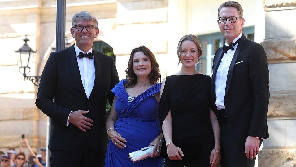 Auf dem roten Teppich: Kulturstaatsminister Weimer, seine Frau Christiane, Bayerns Kunstminister Markus Blume und seine Frau Aurelia (v. l.). (Archivbild) Auf dem roten Teppich: Kulturstaatsminister Weimer, seine Frau Christiane, Bayerns Kunstminister Markus Blume und seine Frau Aurelia (v. l.). (Archivbild)
