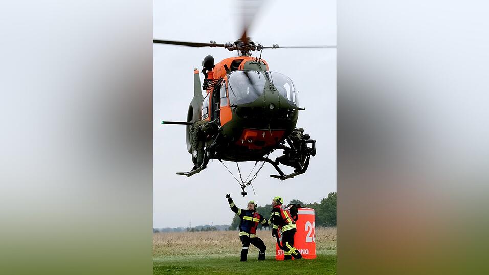 Der Behälter muss am Hubschrauber eingehängt werden. Der Behälter muss am Hubschrauber eingehängt werden.