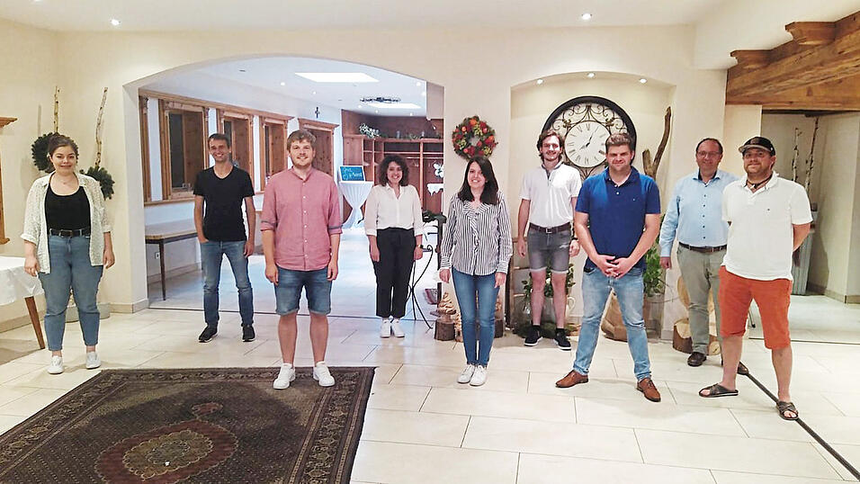 Die neu gewählte Führungsriege der JU Geiselhöring mit den Ehrengästen: stellv. JU-Kreisvorsitzende Karolina Zellmeier, Dr. Michael Kirchinger, Michael Vilsmeier, Katalin Schmalhofer, JU-Ortsvorsitzende Viktoria Schmalhofer, Johannes Hierl, Andreas Neumeier, Bürgermeister Herbert Lichtinger und Florian Schiller (von links)