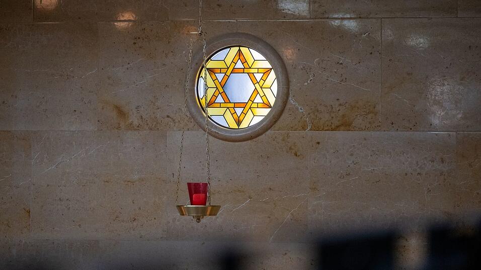 Das Licht spielt in dem Bau mit den bunten Wänden und den farbigen Glasfenstern eine besondere Rolle. Das Licht spielt in dem Bau mit den bunten Wänden und den farbigen Glasfenstern eine besondere Rolle.