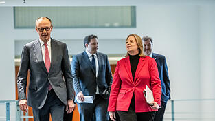 Die Spitzen der Koalition haben lange über eine gemeinsame Position zum Verbrenner-Aus gestritten - nun wurde eine Einigung gefunden. Die Spitzen der Koalition haben lange über eine gemeinsame Position zum Verbrenner-Aus gestritten - nun wurde eine Einigung gefunden.