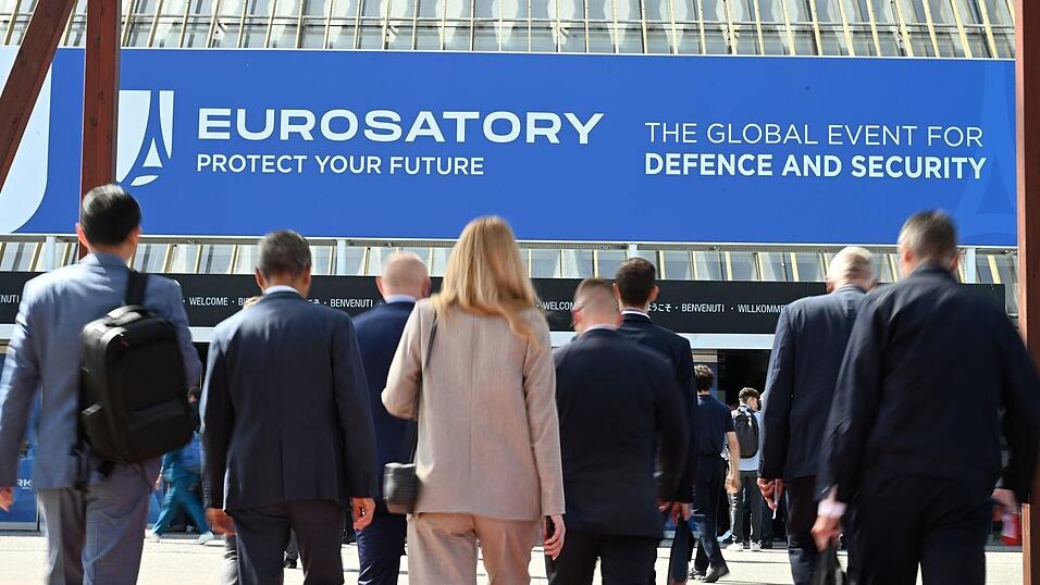 Fünf Tage lang strömten die Besucherinnen und Besucher scharenweise in die Messehallten der Eurosatory. 2028 soll die französische Rüstungsmesse erneut stattfinden. Fünf Tage lang strömten die Besucherinnen und Besucher scharenweise in die Messehallten der Eurosatory. 2028 soll die französische Rüstungsmesse erneut stattfinden.