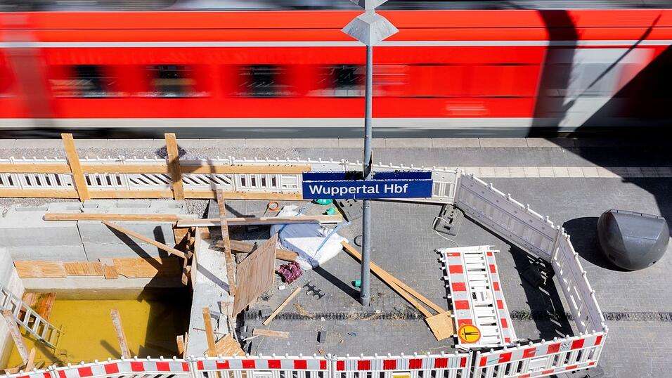 Eigentlich war die Freude groß, dass zwischen Hagen, Wuppertal und Köln wieder Züge fahren können - doch dann fiel auf, dass eine Brücke marode ist. (Archivbild) Eigentlich war die Freude groß, dass zwischen Hagen, Wuppertal und Köln wieder Züge fahren können - doch dann fiel auf, dass eine Brücke marode ist. (Archivbild)