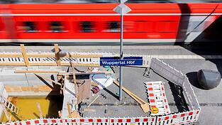 Eigentlich war die Freude groß, dass zwischen Hagen, Wuppertal und Köln wieder Züge fahren können - doch dann fiel auf, dass eine Brücke marode ist. (Archivbild) Eigentlich war die Freude groß, dass zwischen Hagen, Wuppertal und Köln wieder Züge fahren können - doch dann fiel auf, dass eine Brücke marode ist. (Archivbild)