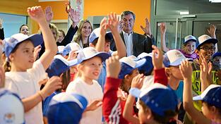Bewegung hält fit: Grundschulkinder geben unter anderem Ministerpräsident Söder (CSU) Einblicke in ihren Schulalltag. Bewegung hält fit: Grundschulkinder geben unter anderem Ministerpräsident Söder (CSU) Einblicke in ihren Schulalltag.