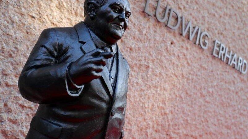 Vor dem Ludwig-Erhard-Zentrum in F&uuml;rth steht bereits eine Statue des ber&uuml;hmten Politikers. (Archivbild)