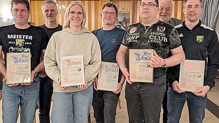 Ehrungen für langjährige Vereinstreue erhielten (v. l.): Michael Schmid, Robert Furthner, Sabine Bergmeier, Stefan Bergmeier, Wolfgang Böck und Joseph Adelsberger. Bürgermeister Josef Straßer (2. v. r.) gratulierte.