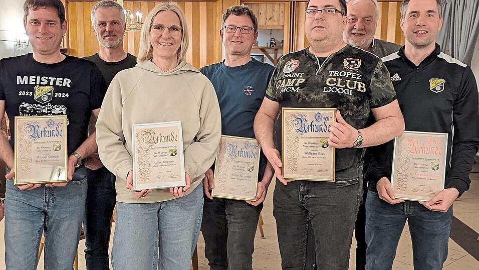 Ehrungen für langjährige Vereinstreue erhielten (v. l.): Michael Schmid, Robert Furthner, Sabine Bergmeier, Stefan Bergmeier, Wolfgang Böck und Joseph Adelsberger. Bürgermeister Josef Straßer (2. v. r.) gratulierte. Ehrungen für langjährige Vereinstreue erhielten (v. l.): Michael Schmid, Robert Furthner, Sabine Bergmeier, Stefan Bergmeier, Wolfgang Böck und Joseph Adelsberger. Bürgermeister Josef Straßer (2. v. r.) gratulierte.