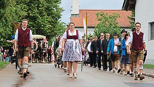 Das Festleiter-Trio Florian Heigl, Nadine Hecht und Lukas Kerscher marschiert voraus.