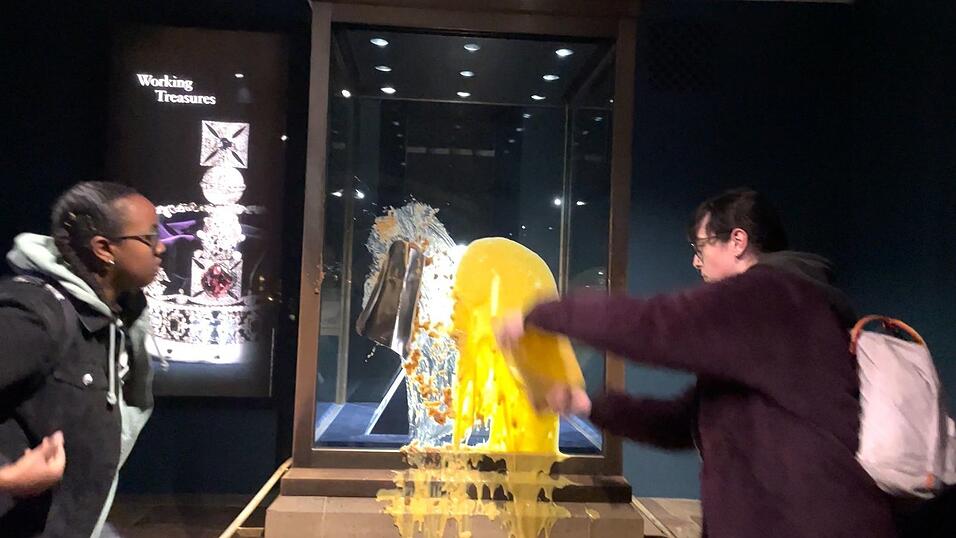 Aktivisten beschmieren die Vitrine, in der die Krone ist. Aktivisten beschmieren die Vitrine, in der die Krone ist.