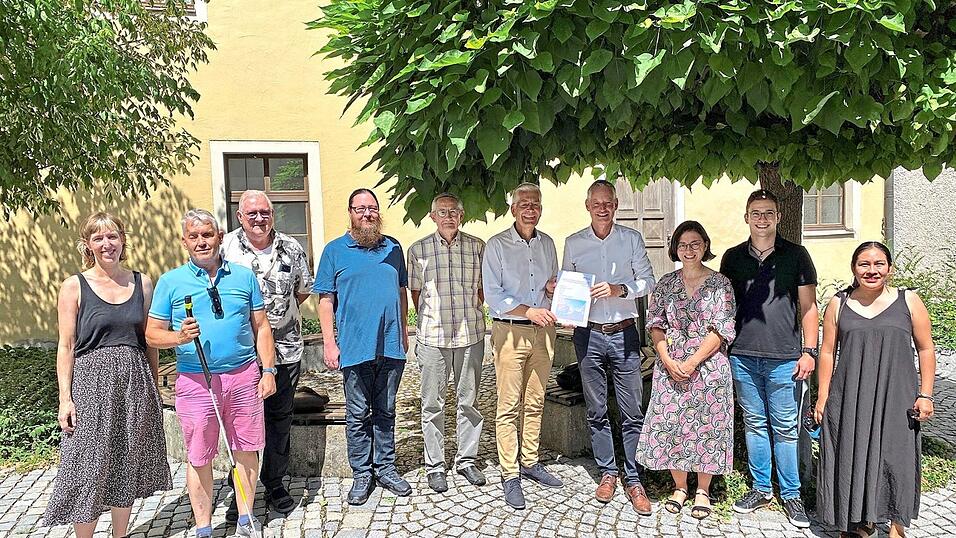 In Beisein von (v.l.) Angela Tengler (stellvertretende Vorsitzende Familienbeirat), Ralph Zimmerhansl und Hermann Solleder (Vorsitzende Beirat für Menschen mit Behinderung), Colin Macpherson (Vorsitzender Migrationsbeirat), Michael Matejka (stellvertretender Vorsitzender Seniorenbeirat) überreichte Dr. Bernhard Widmann (Vorsitzender Nachhaltigkeitsbeirat) die Stellungnahme zum ÖPNV an OB Markus Pannermayr. Mit dabei waren (v.r.) Minerva Gröschl (stellvertretende Vorsitzende Migrationsbeirat), Klimaschutzmanager Thomas Schindlbeck und Ann-Kathrin Wagner (stellvertretende Vorsitzende Nachhaltigkeitsbeirat). In Beisein von (v.l.) Angela Tengler (stellvertretende Vorsitzende Familienbeirat), Ralph Zimmerhansl und Hermann Solleder (Vorsitzende Beirat für Menschen mit Behinderung), Colin Macpherson (Vorsitzender Migrationsbeirat), Michael Matejka (stellvertretender Vorsitzender Seniorenbeirat) überreichte Dr. Bernhard Widmann (Vorsitzender Nachhaltigkeitsbeirat) die Stellungnahme zum ÖPNV an OB Markus Pannermayr. Mit dabei waren (v.r.) Minerva Gröschl (stellvertretende Vorsitzende Migrationsbeirat), Klimaschutzmanager Thomas Schindlbeck und Ann-Kathrin Wagner (stellvertretende Vorsitzende Nachhaltigkeitsbeirat).