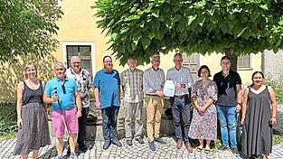 In Beisein von (v.l.) Angela Tengler (stellvertretende Vorsitzende Familienbeirat), Ralph Zimmerhansl und Hermann Solleder (Vorsitzende Beirat für Menschen mit Behinderung), Colin Macpherson (Vorsitzender Migrationsbeirat), Michael Matejka (stellvertretender Vorsitzender Seniorenbeirat) überreichte Dr. Bernhard Widmann (Vorsitzender Nachhaltigkeitsbeirat) die Stellungnahme zum ÖPNV an OB Markus Pannermayr. Mit dabei waren (v.r.) Minerva Gröschl (stellvertretende Vorsitzende Migrationsbeirat), Klimaschutzmanager Thomas Schindlbeck und Ann-Kathrin Wagner (stellvertretende Vorsitzende Nachhaltigkeitsbeirat). In Beisein von (v.l.) Angela Tengler (stellvertretende Vorsitzende Familienbeirat), Ralph Zimmerhansl und Hermann Solleder (Vorsitzende Beirat für Menschen mit Behinderung), Colin Macpherson (Vorsitzender Migrationsbeirat), Michael Matejka (stellvertretender Vorsitzender Seniorenbeirat) überreichte Dr. Bernhard Widmann (Vorsitzender Nachhaltigkeitsbeirat) die Stellungnahme zum ÖPNV an OB Markus Pannermayr. Mit dabei waren (v.r.) Minerva Gröschl (stellvertretende Vorsitzende Migrationsbeirat), Klimaschutzmanager Thomas Schindlbeck und Ann-Kathrin Wagner (stellvertretende Vorsitzende Nachhaltigkeitsbeirat).