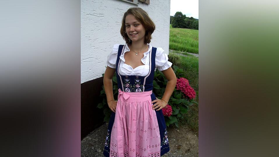 Kathrin Hollmer (20) macht zurzeit Praktikum bei der Online-Redaktion von Cosmopolitan, Shape und Joy in München . Ab September wird sie an der AMD München Modejournalismus und Medienkommunikation studieren. Kathrin Hollmer (20) macht zurzeit Praktikum bei der Online-Redaktion von Cosmopolitan, Shape und Joy in München . Ab September wird sie an der AMD München Modejournalismus und Medienkommunikation studieren.