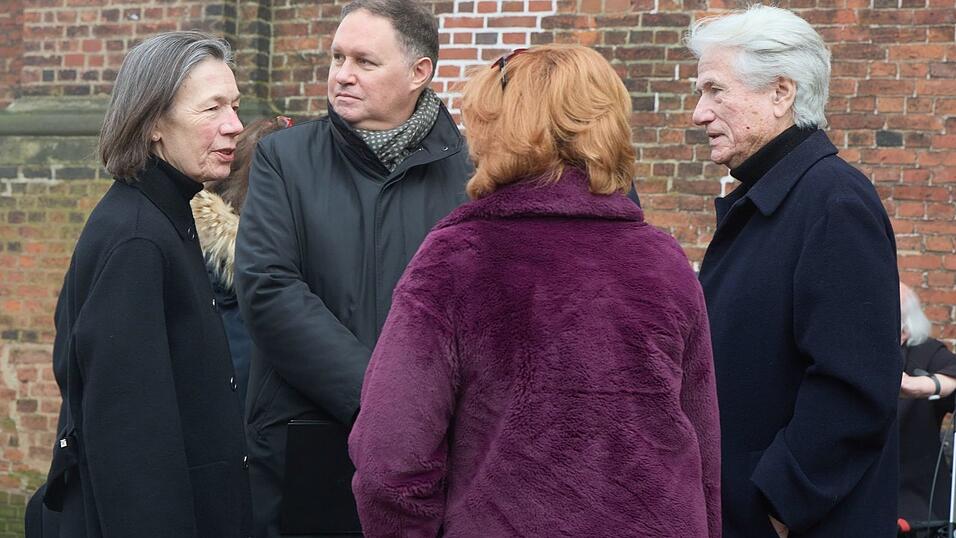 Zahlreiche Prominente waren auf Einladung von Hogers Tochter Nina Hoger in die Christianskirche im Stadtteil Ottensen gekommen. Zahlreiche Prominente waren auf Einladung von Hogers Tochter Nina Hoger in die Christianskirche im Stadtteil Ottensen gekommen.