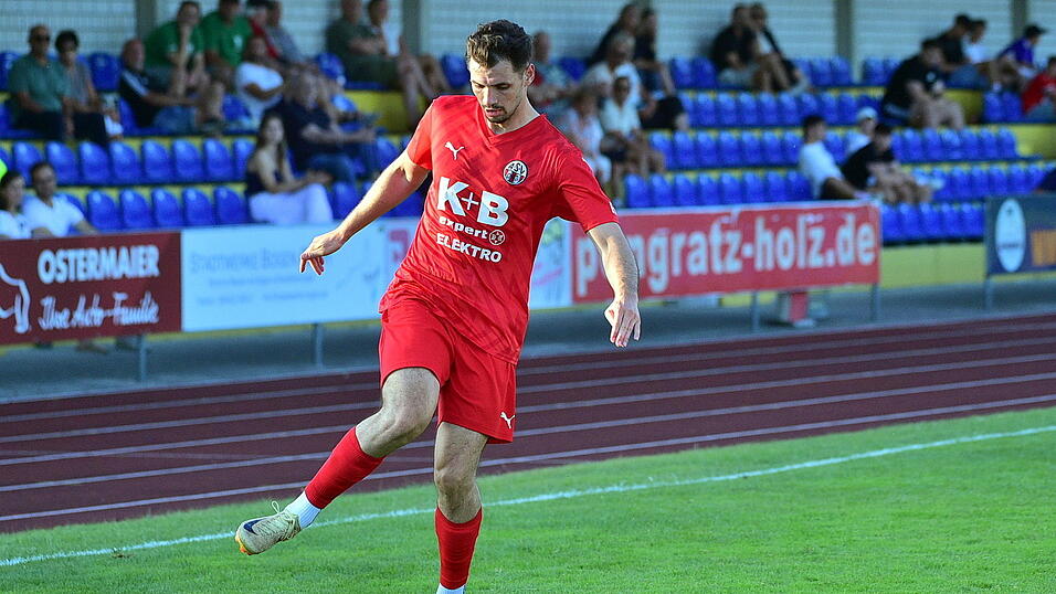 Chams Lucas Chrubasik legte einen Treffer auf und machte mit seinem Kopfballtor zum 4:2 den Sack in Großschwarzenlohe zu. Chams Lucas Chrubasik legte einen Treffer auf und machte mit seinem Kopfballtor zum 4:2 den Sack in Großschwarzenlohe zu.