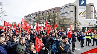 Gegen die geplanten Werksschlie&szlig;ungen demonstrierten vor dem N&uuml;rnberger Standort Besch&auml;ftigte und Gewerkschaft.