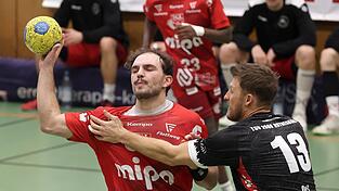 Der Strippenzieher: Landshuts Leon Gerstner (am Ball) glänzte als Spielmacher und war kaum zu halten. Der Strippenzieher: Landshuts Leon Gerstner (am Ball) glänzte als Spielmacher und war kaum zu halten.