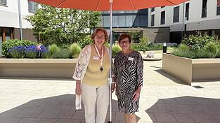 Claudia Zimmermann (links) und Einrichtungsleiterin Monika Lobmeier wollen die interne und externe Arbeit zusammenf&uuml;hren.