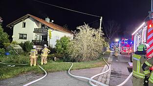 Ein Großaufgebot an Feuerwehren löscht im Ortsteil Hof in der Nacht zum Montag eine Mansardenwohnung. Ein Großaufgebot an Feuerwehren löscht im Ortsteil Hof in der Nacht zum Montag eine Mansardenwohnung.
