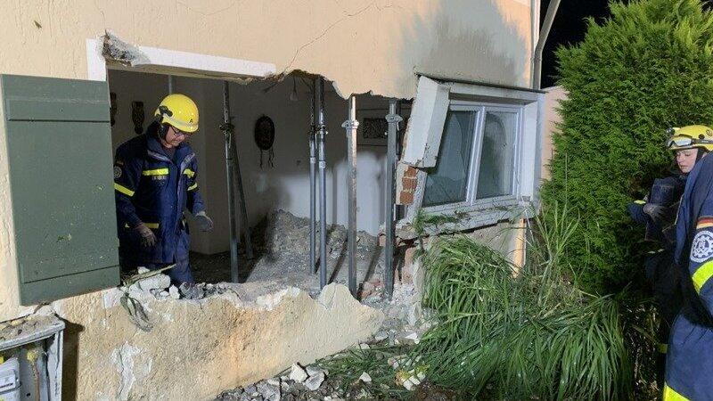 Der nicht angemeldete Audi blieb in einem Wohnhaus stecken, nachdem der Fahrer von der Straße abkam. Der nicht angemeldete Audi blieb in einem Wohnhaus stecken, nachdem der Fahrer von der Straße abkam.