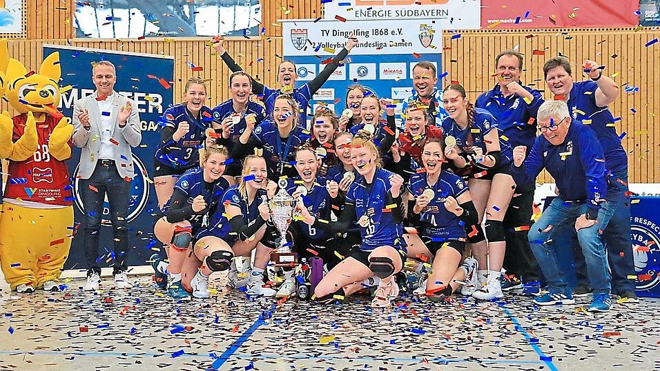 Jubel über die zweite Meisterschaft in Folge beim TV Dingolfing und Bürgermeister Armin Grassinger. Jubel über die zweite Meisterschaft in Folge beim TV Dingolfing und Bürgermeister Armin Grassinger.