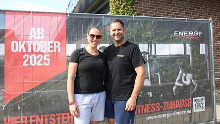 Stefan Rinnerer und Andrea Rinnerer ziehen mit „Energy Fitness“ von der gegenüberliegenden Straßenseite in das Badgebäude um.