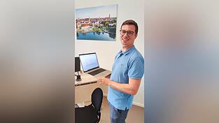 Innenstadtkoordinator Simon Wagner macht es vor: Die Online-Befragung kann innerhalb von wenigen Minuten am Computer, Laptop oder Tablet durchgeführt werden. Sie hilft bei der Innenstadtentwicklung.