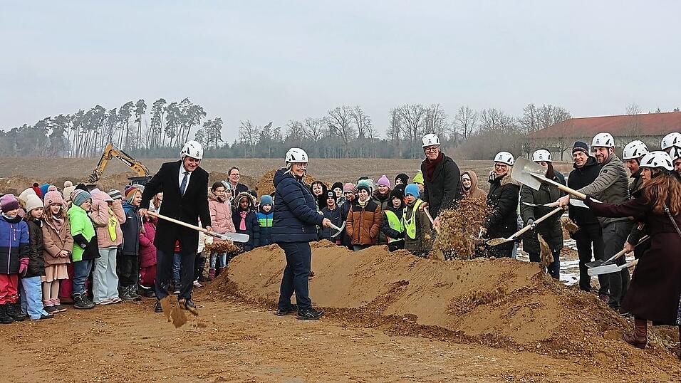 Beim ersten offiziellen Spatenstich waren nat&uuml;rlich auch die Schulkinder mit dabei.