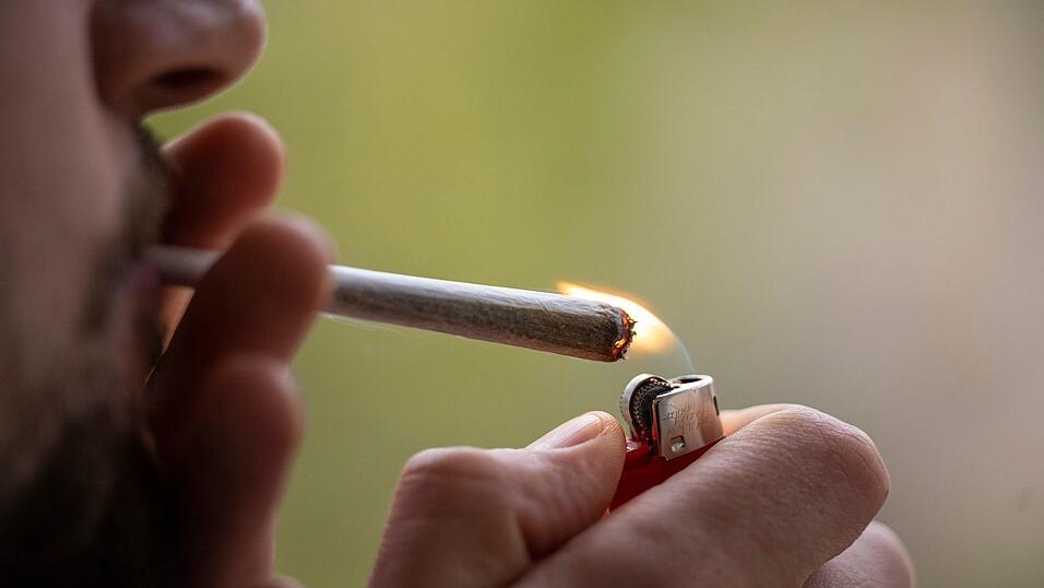 Der 20-J&auml;hrige wirkte auf die Beamten erkennbar bekifft. (Symbolbild)