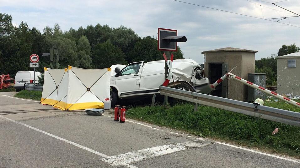 Am Bahnübergang Herzogau in der Gemeinde Pilsting hat sich am Montagvormittag ein Zugunglück ereignet. Am Bahnübergang Herzogau in der Gemeinde Pilsting hat sich am Montagvormittag ein Zugunglück ereignet.