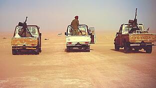 In Libyen sind Julia Leeb und ihre Begleiter 2011 unterwegs in die Hafenstadt Brega, als dieses Bild entsteht: Rebellen gr&uuml;&szlig;en die Reporter, einer zeigt grinsend das Victory-Zeichen. Wenig sp&auml;ter finden sich Julia Leeb und die anderen in einem Alptraum wieder: Am Stra&szlig;enrand stehen die ausgebrannten Wracks mehrerer Autos. Gerade sa&szlig;en darin noch Familien auf der Flucht vor den vorr&uuml;ckenden Truppen des Machthabers Muammar al-Gaddafi. Leeb und ihr Team steigen aus, sie filmt die Pkw-Gerippe. Dann schl&auml;gt eine Granate im Wagen der M&uuml;nchnerin ein, einer ihrer Begleiter wird get&ouml;tet. Die &uuml;brigen bringen sich - begleitet von Granaten-Einschl&auml;gen - hinter einer D&uuml;ne in Deckung. Eine Ewigkeit harren sie dort aus, bis der Beschuss aufh&ouml;rt. Stundenlang laufen sie nachts durch die W&uuml;ste, bis ein Autofahrer sie mitnimmt und sie schlie&szlig;lich Bengasi erreichen. Endlich in Sicherheit - doch der Horror des Erlebten bleibt: '&Uuml;berall sehe ich den Tod, er folgt mir', schreibt Leeb.