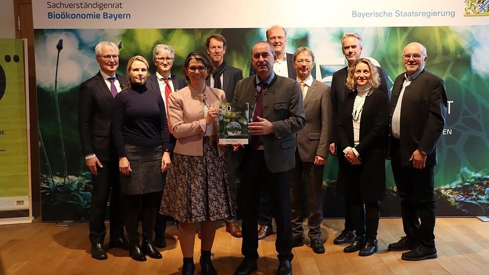 Von Ratssprecherin Dr. Veronika Auer nimmt der Bayerische Staatsminister für Wirtschaft, Landesentwicklung und Energie, Hubert Aiwanger, den Bericht entgegen. Von Ratssprecherin Dr. Veronika Auer nimmt der Bayerische Staatsminister für Wirtschaft, Landesentwicklung und Energie, Hubert Aiwanger, den Bericht entgegen.