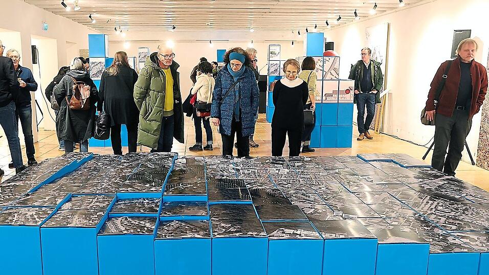 In der Ausstellung ist auch eine topographische Karte, basierend auf einem Landshuter Luftbild, zu sehen. In der Ausstellung ist auch eine topographische Karte, basierend auf einem Landshuter Luftbild, zu sehen.