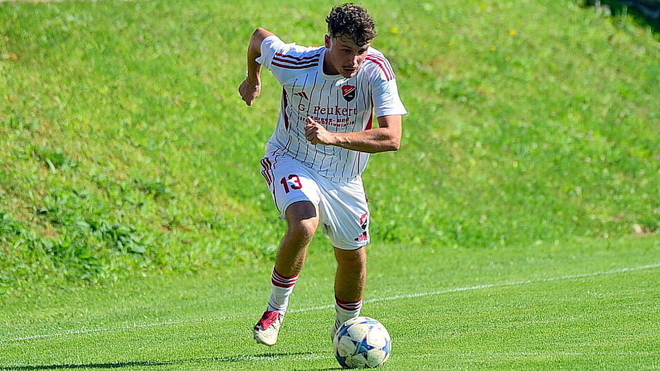 Der TSV Seebach um Angreifer Luca Kapfenberger will im Verfolgerduell beim ASV Burglengenfeld auf alle Fälle bestehen.