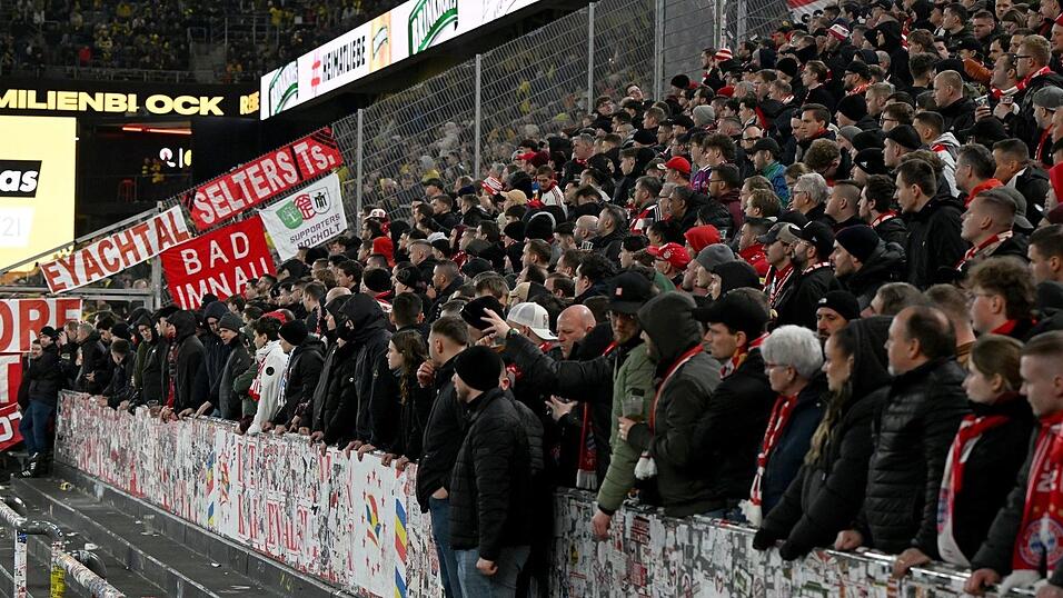 Wegen der Zusammenst&ouml;&szlig;e vor Anpfiff boykottieren einige Bayern-Fans die Partie in Dortmund. (Archivbild)