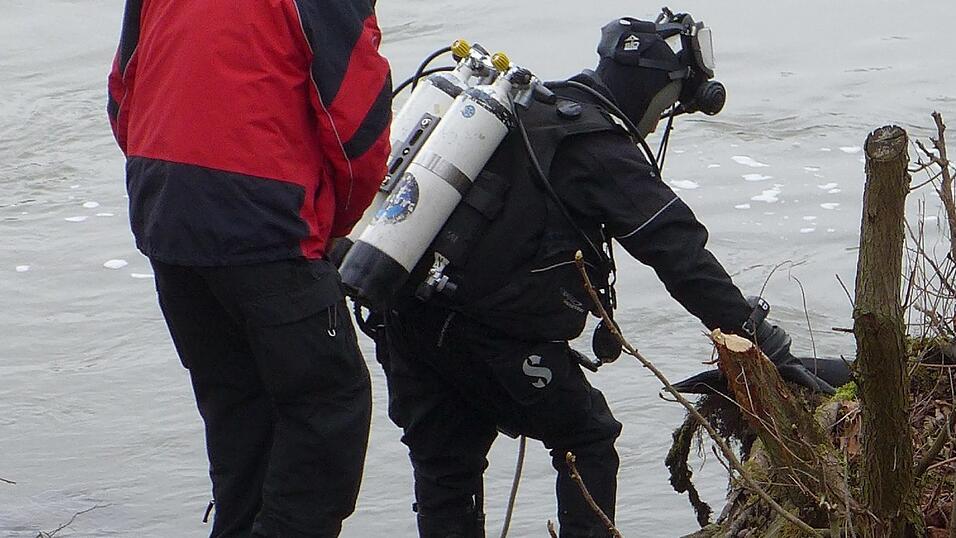 Polizeitaucher suchen am Freitagvormittag in der Donau nach der seit Sonntag vermissten Malina Klaar. An dieser Stelle hatten die Leichenspürhunde am Donnerstag angeschlagen. Polizeitaucher suchen am Freitagvormittag in der Donau nach der seit Sonntag vermissten Malina Klaar. An dieser Stelle hatten die Leichenspürhunde am Donnerstag angeschlagen.