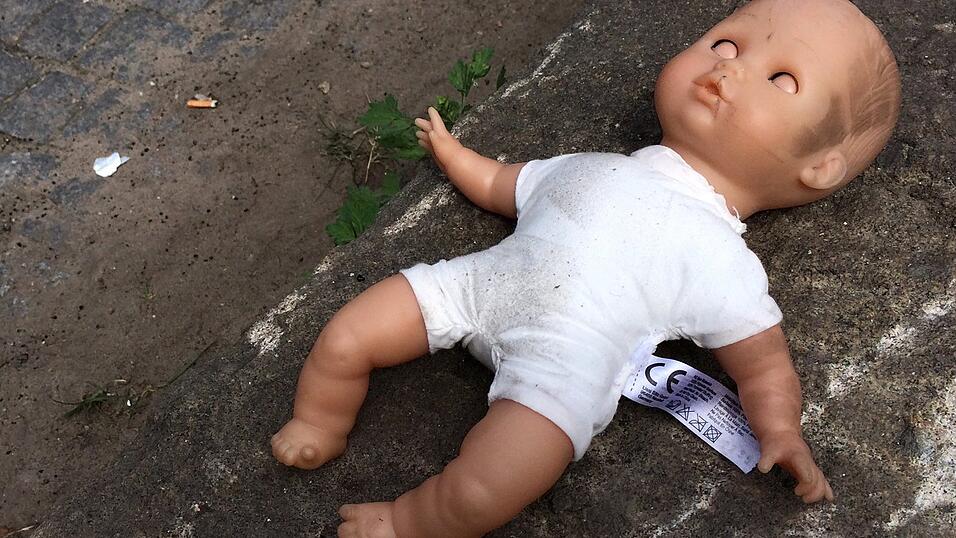 Ein 34-jähriger Eggenfeldener muss sich derzeit in Landshut wegen Kindesmissbrauchs vor Gericht verantworten. Kommende Woche soll das Urteil gegen ihn fallen. (Symbolbild) Ein 34-jähriger Eggenfeldener muss sich derzeit in Landshut wegen Kindesmissbrauchs vor Gericht verantworten. Kommende Woche soll das Urteil gegen ihn fallen. (Symbolbild)